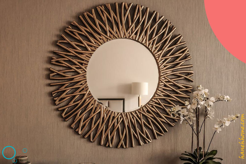 آینه گرد با قاب چوبی طراحی شده